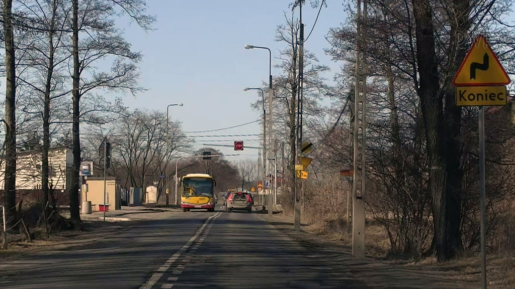 Question illustration: Does the plate under this sign indicate the end of the road with dangerous bends?