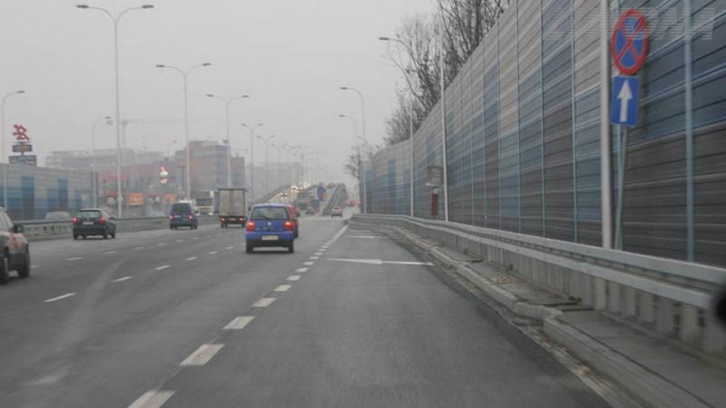 Question illustration: In the visible situation, is it necessary to turn on the direction indicators to signal change of traffic lane?