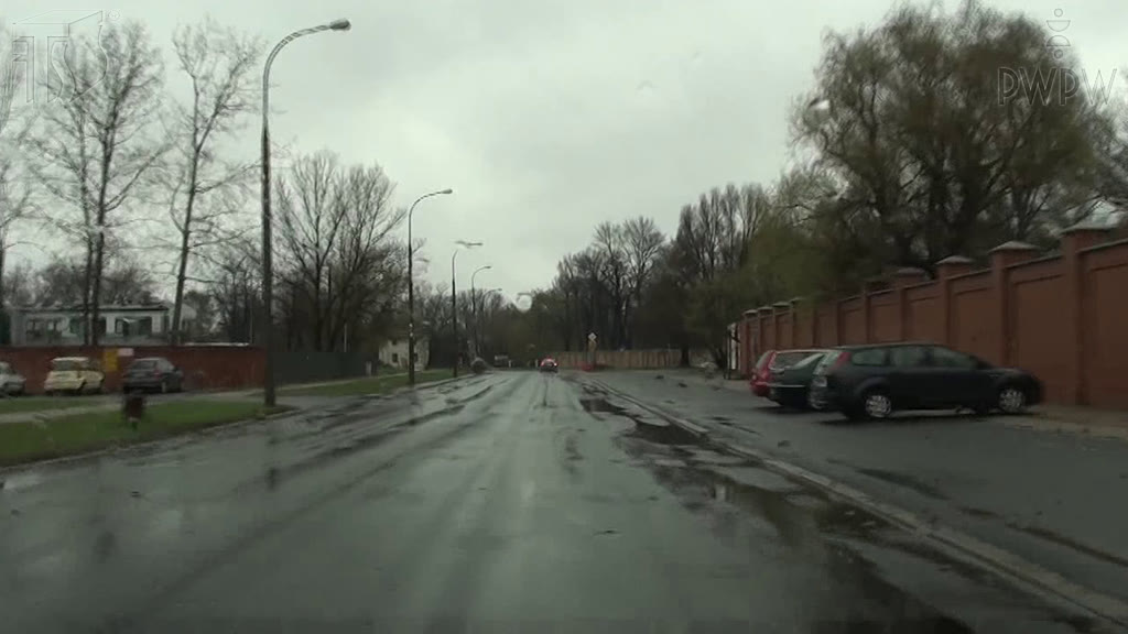 Bild zur Frage: Wie sollen Sie sich verhalten, wenn Sie auf einen Straßenabschnitt einfahren, der mit Pfützen bedeckt ist?