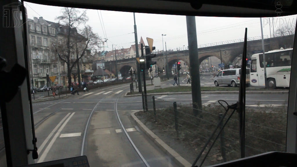 Bild zur Frage: Sollen Sie in dieser Situation die Straßenbahn vor der bedingten Haltelinie anhalten?