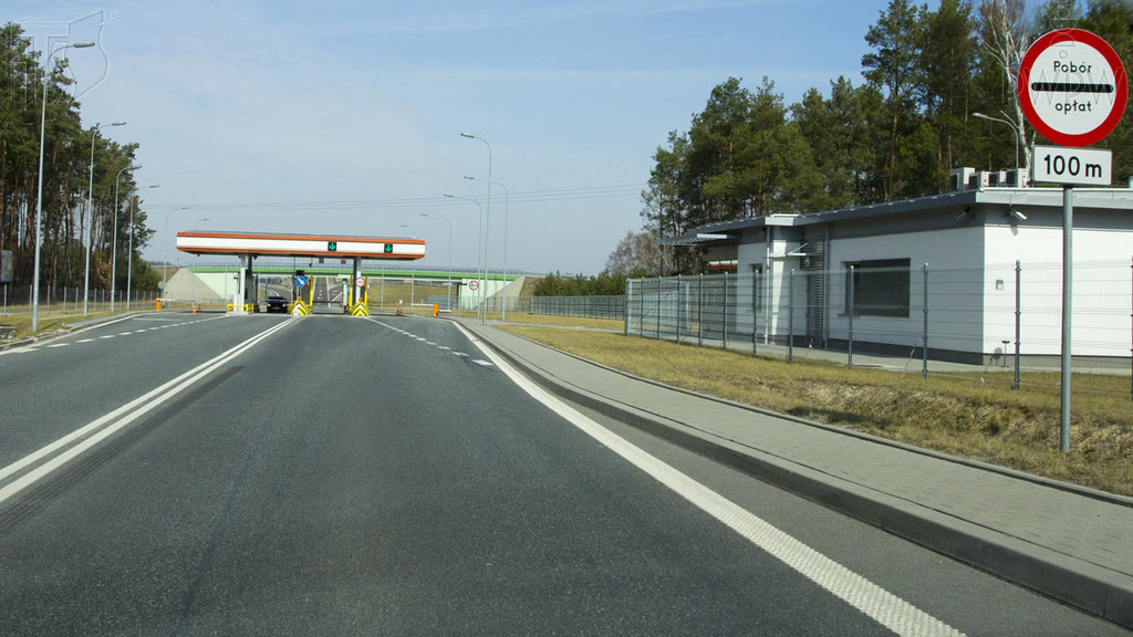 Question illustration: Does the plate placed under the sign in this situation indicate the distance from the place where you are obliged to stop?