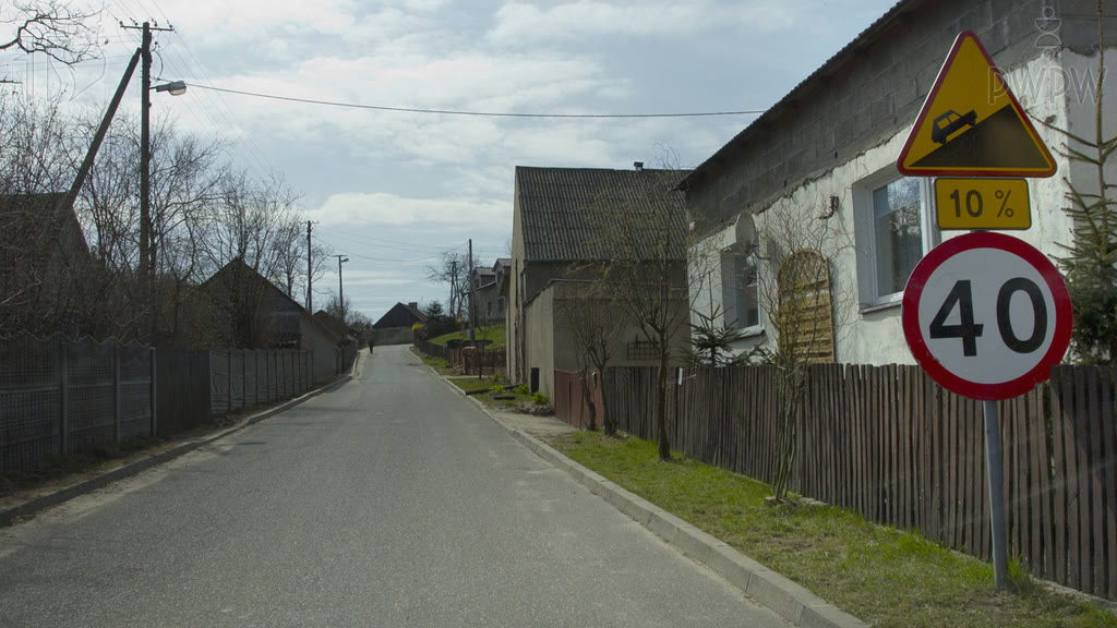 Ілюстрація до питання: Чи попереджають Вас у наведеній ситуації про значний підйом дороги?