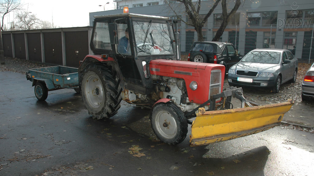 Question illustration: When you drive a tractor, what is your duty when you perform maintenance works on the road?