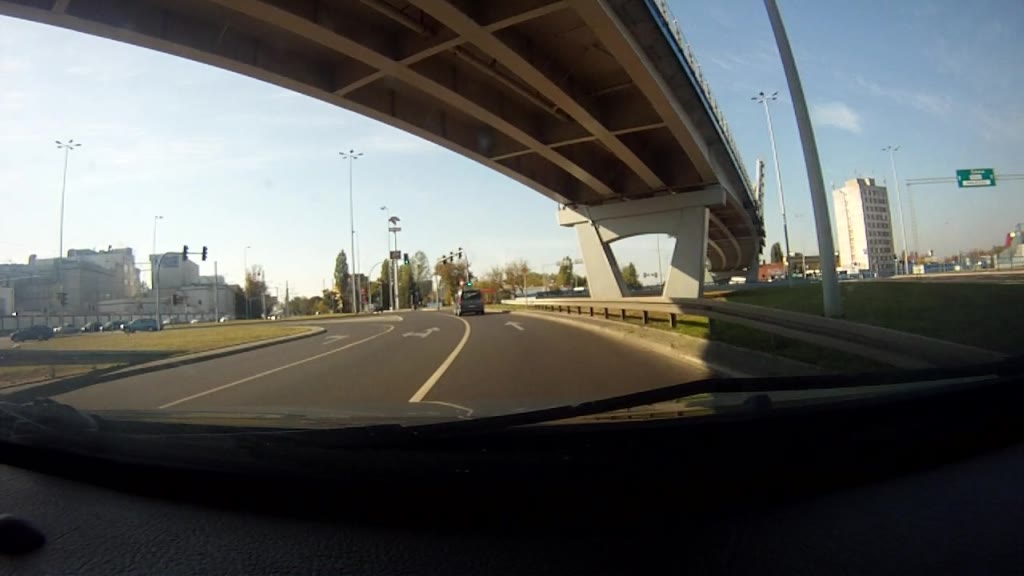 Bild zur Frage: Darf man in dieser Situation das Fahrzeug auf der Fahrbahn anhalten?