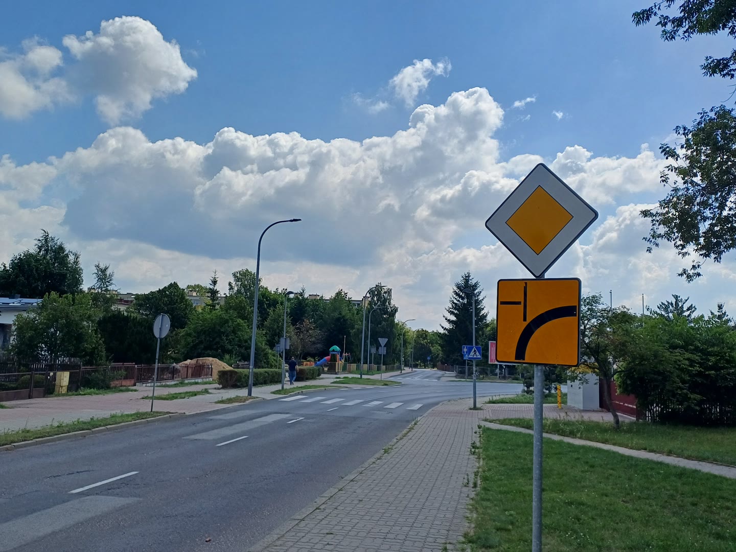 Bild zur Frage: Sie möchten geradeaus über eine Kreuzung fahren. Müssen Sie jedem von rechts kommenden Fahrzeug Vorfahrt gewähren?