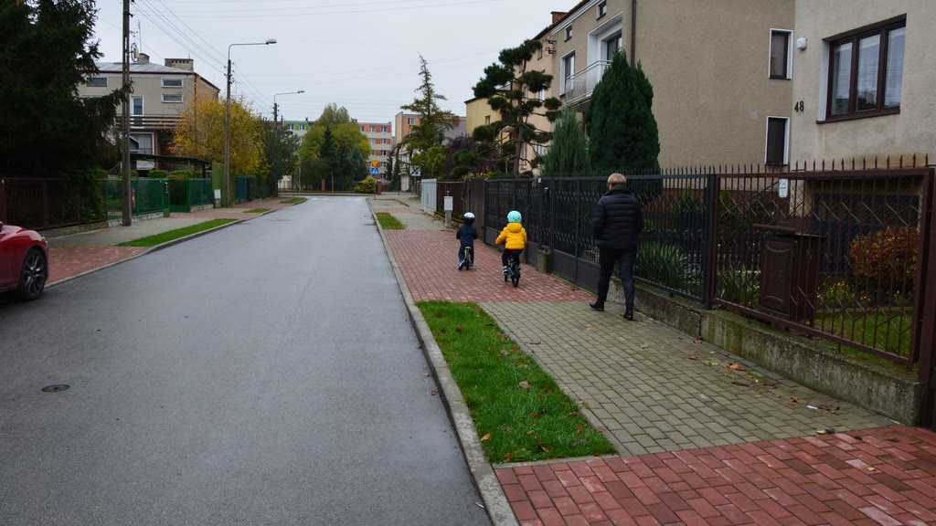 Bild zur Frage: Sind Sie in dieser Situation von der Pflicht freigestellt, gegenüber den Kindern das Prinzip des begrenzten Vertrauens anzuwenden, da sie unter Aufsicht eines Erwachsenen sind?