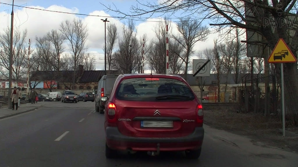 Bild zur Frage: Wirst du in der abgebildeten Situation davor gewarnt, dass der Fahrzeugverkehr oft blockiert wird (Stauvorkommen)?