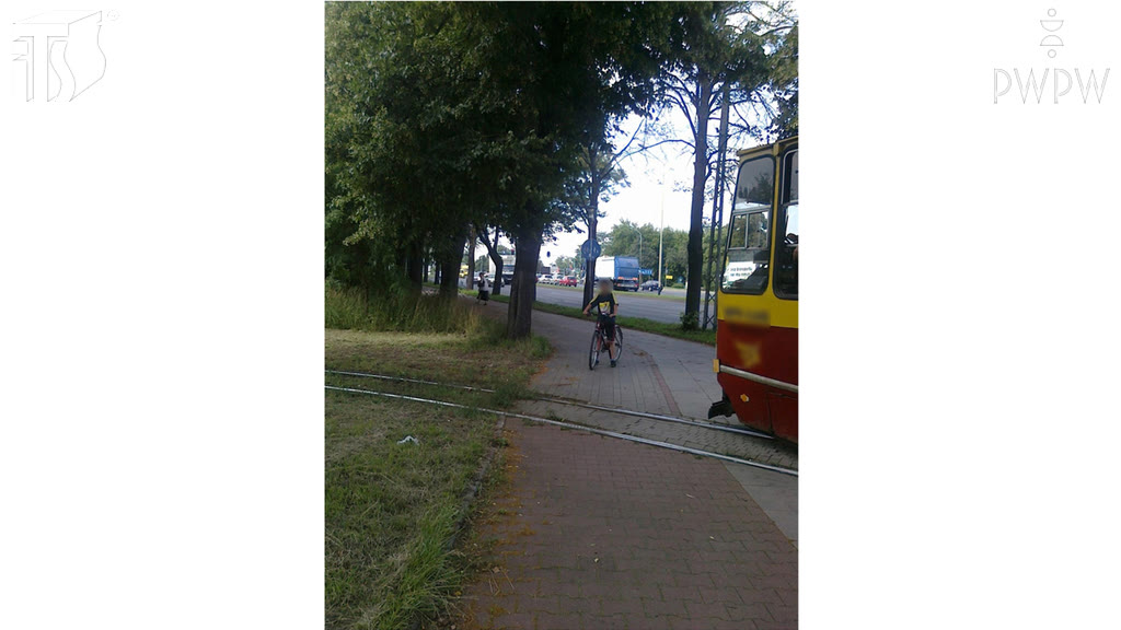 Question illustration: When driving a tram in this situation, are you allowed to use the sound signal?