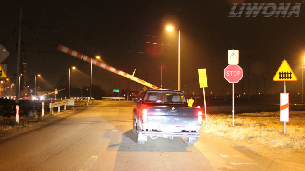Bild zur Frage: Darf man auf den Bahnübergang einfahren, während die Schranken vom Bahnangestellten gehoben werden?