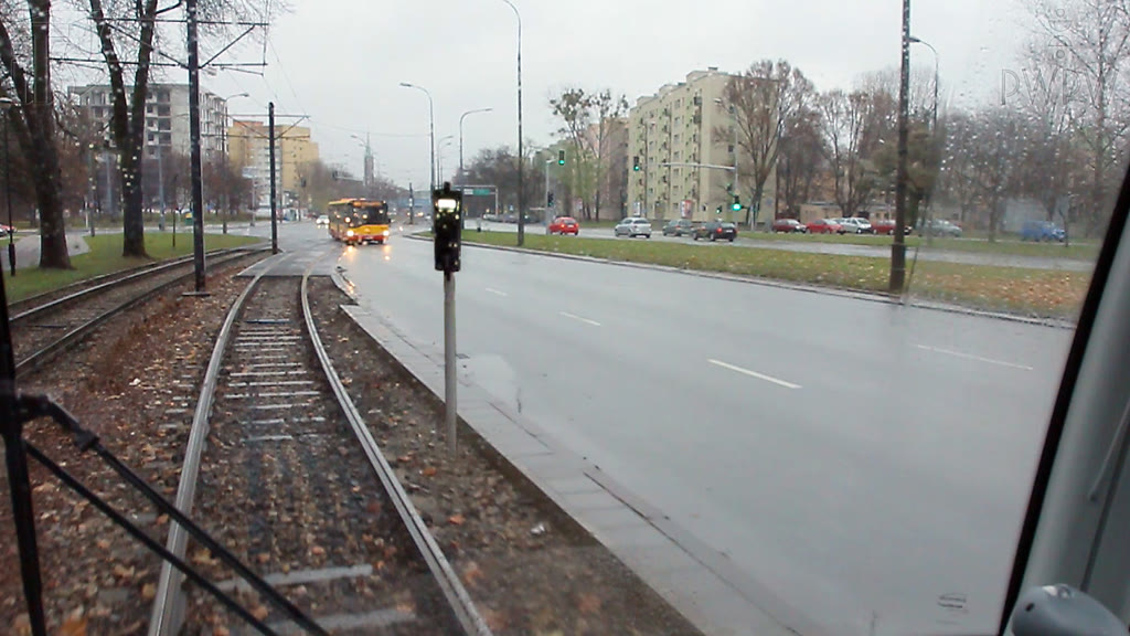Bild zur Frage: Darf man in dieser Situation hinter die Ampel fahren?