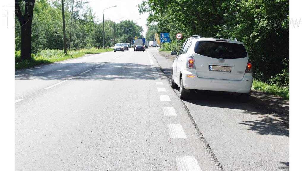 Question illustration: In the situation that you see here, while you park a broken-down car on the road outside a built-up area, are you obliged to place a warning triangle behind it at a distance of 150 m?