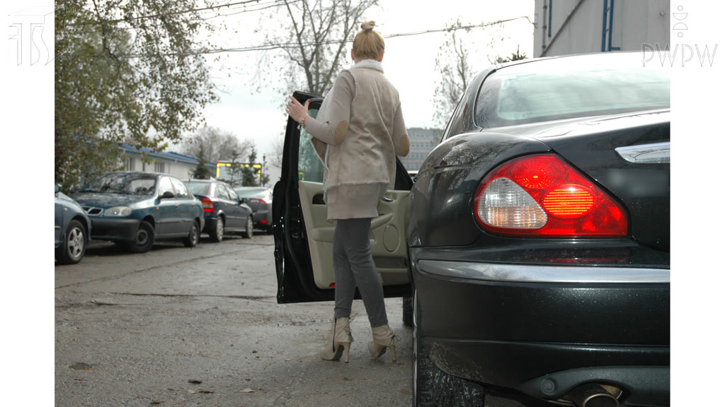 Question illustration: Can you, as a driver, move away from a car which engine is running?