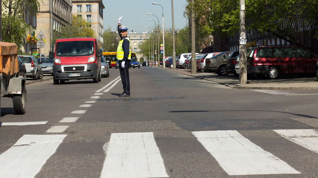 Question illustration: Will a signal be displayed in a moment prohibiting entry?
