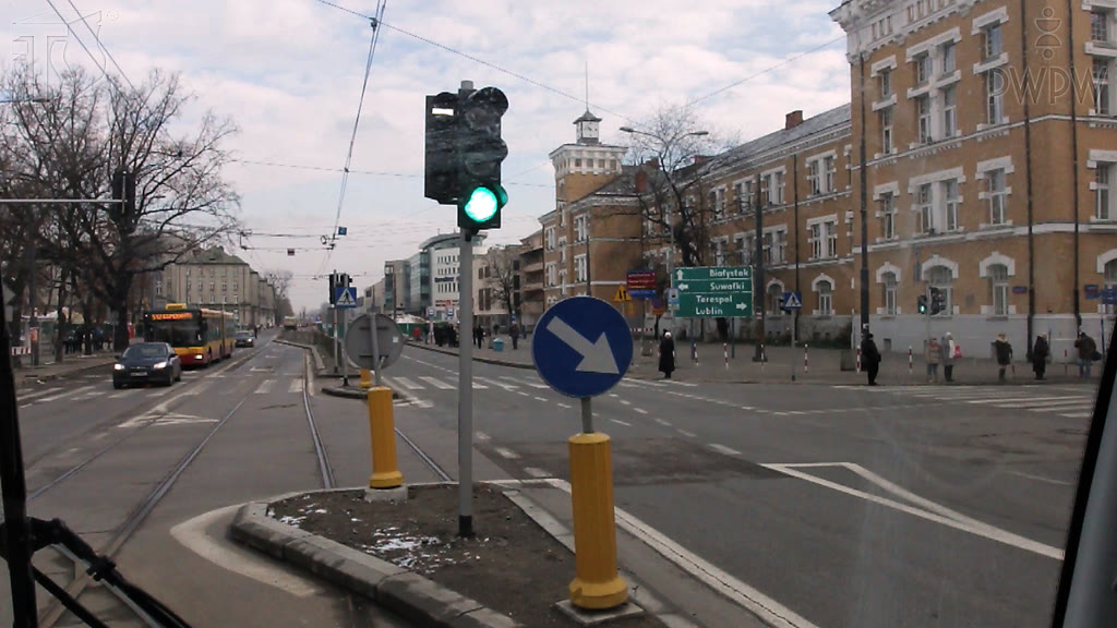 Question illustration: With this light arrangement, does the tram driver have the right to enter the intersection?