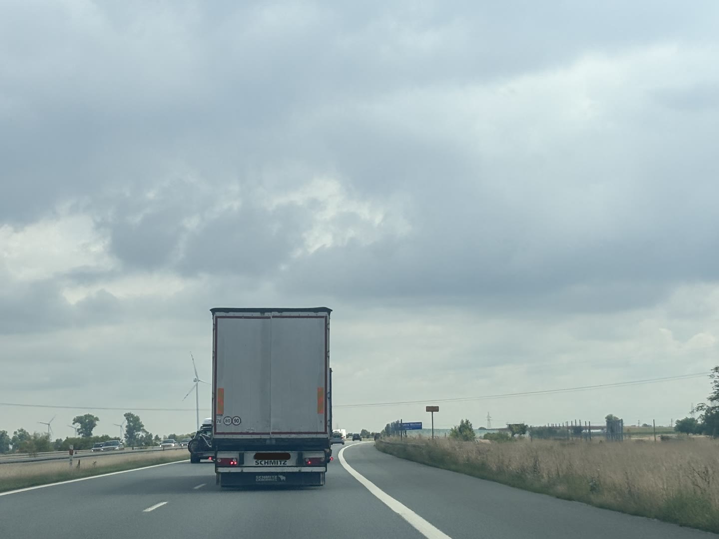 Bild zur Frage: Dürfen Sie in der dargestellten Situation mit einem LKW mit einem zulässigen Gesamtgewicht von über 3,5 Tonnen auf der Autobahn ein Kraftfahrzeug überholen, das mit etwas geringerer Geschwindigkeit fährt als Sie?