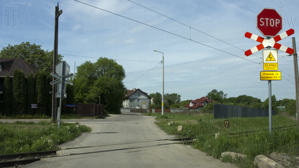 Question illustration: In the presented situation, are you allowed to drive through the railway crossing without stopping?