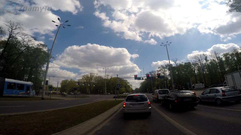 Question illustration: What distance from the preceding vehicle should you maintain standing before an interection, waiting for the green signal?
