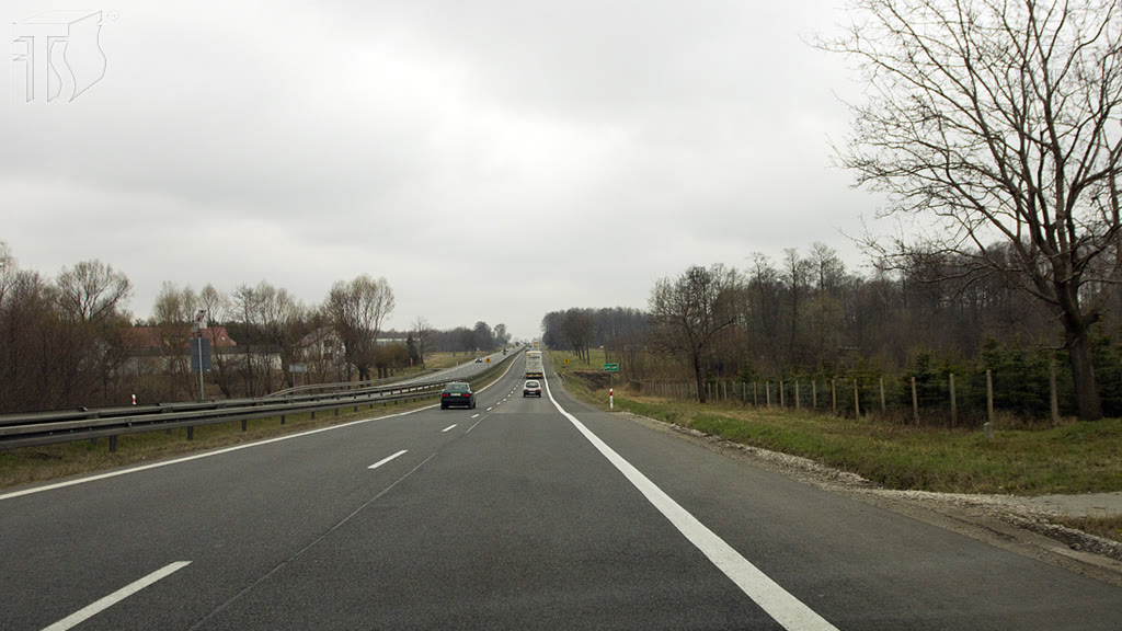 Bild zur Frage: Ist es in der dargestellten Situation erlaubt, das Fahrzeug auf dem Seitenstreifen anzuhalten?