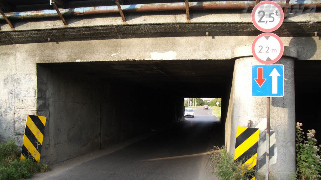 Question illustration: In this situation, do vehicles coming from the opposite direction have the right of way at the narrowed section of the roadway?