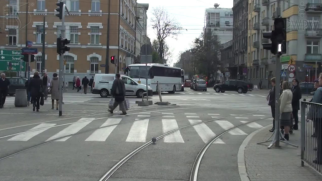 Question illustration: When turning in this situation, are you obliged to signal your intention to change the driving direction?