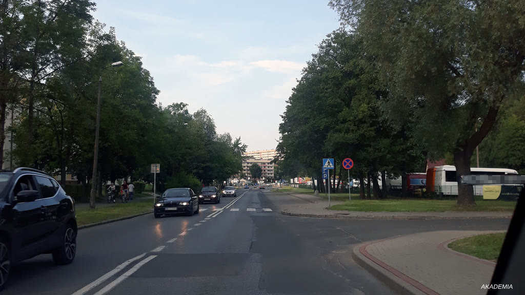 Bild zur Frage: Darf der Fahrer in dieser Situation Fernlicht einschalten?
