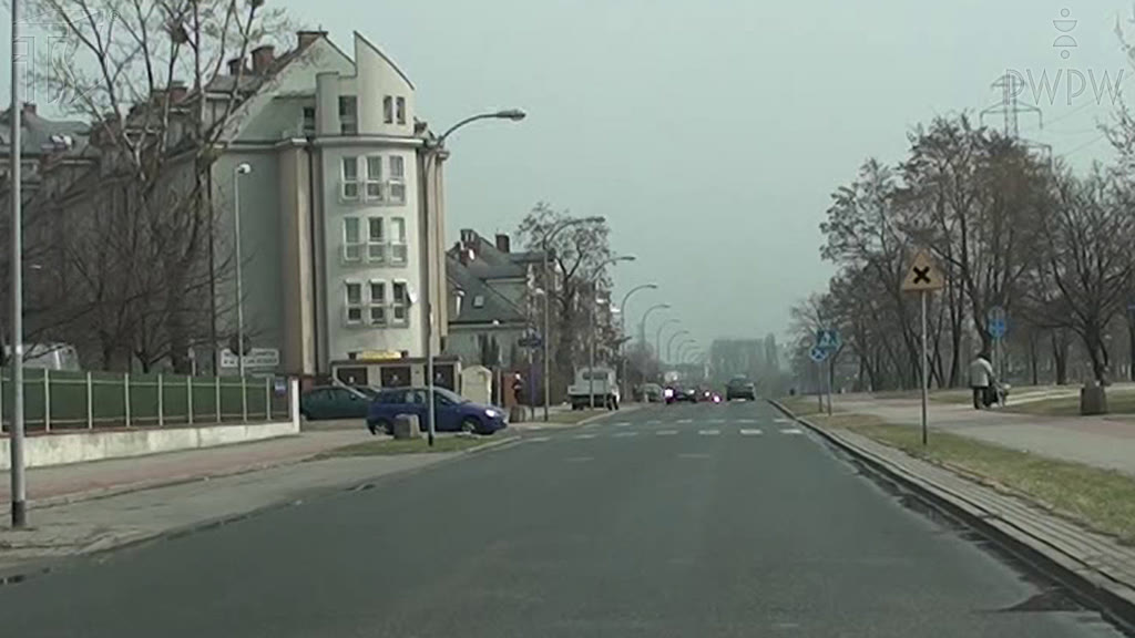 Ілюстрація до питання: Чи зобов’язані Ви, рухаючись на цьому перехресті прямо, дати дорогу транспортному засобу, який наближається зліва?