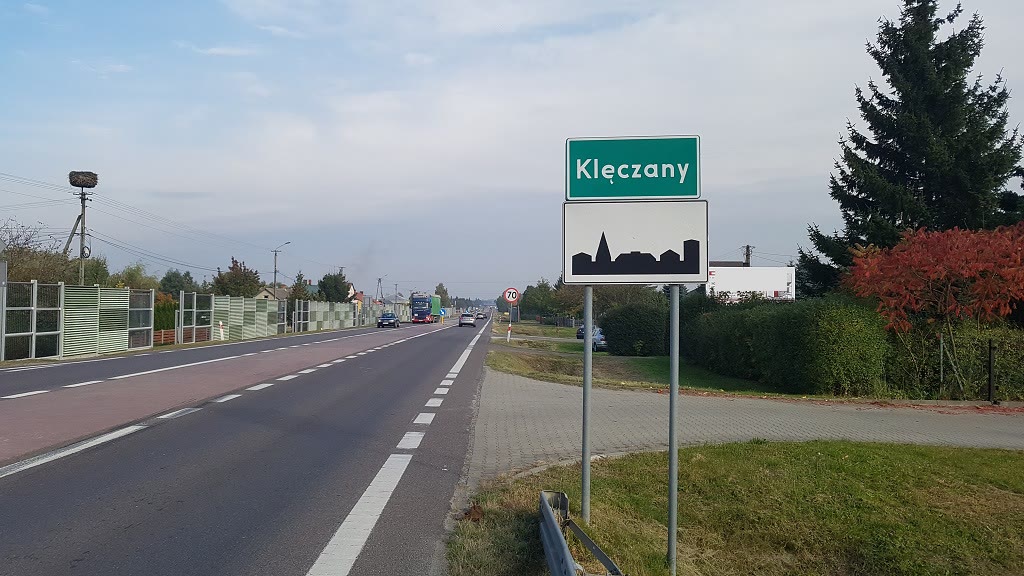 Bild zur Frage: Wie ist die zulässige Höchstgeschwindigkeit eines PkWs mit einem Anhänger auf der folgendermaßen ausgeschilderten Straße?