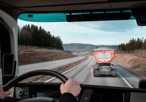Bild zur Frage: Ist es Ihnen in einer solchen Situation verboten, mit einem Lkw mit einem zulässigen Gesamtgewicht von über 3,5 Tonnen auf einer Autobahn ein anderes Kraftfahrzeug zu überholen, das mit einer Geschwindigkeit von 75 km/h fährt?