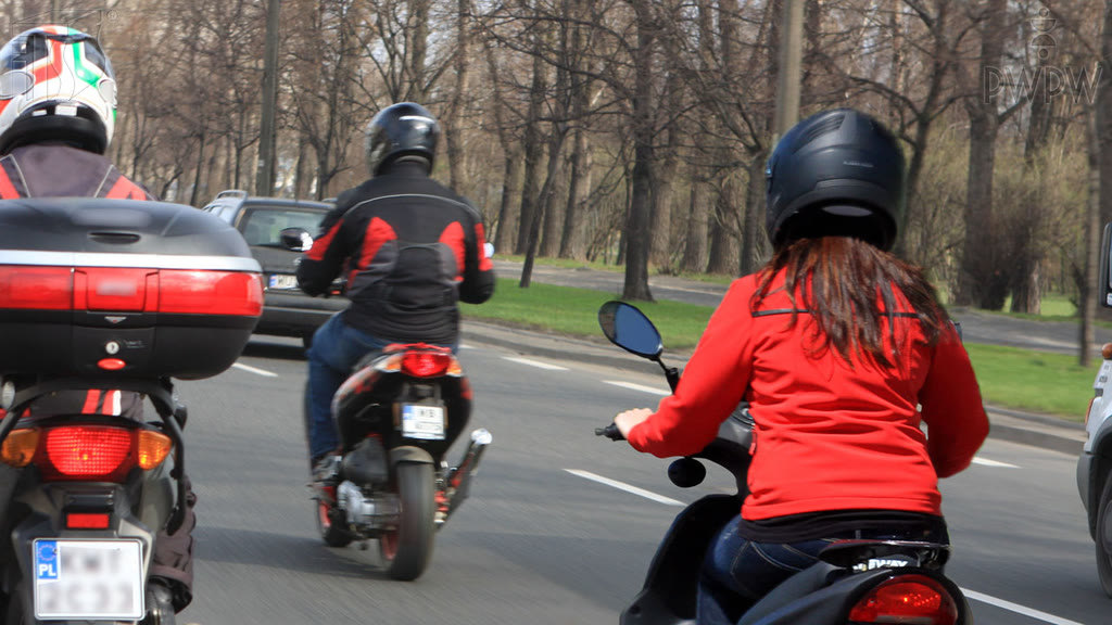 Ilustracja do pytania: Jaka maksymalna liczba motorowerów może jechać w zorganizowanej kolumnie?