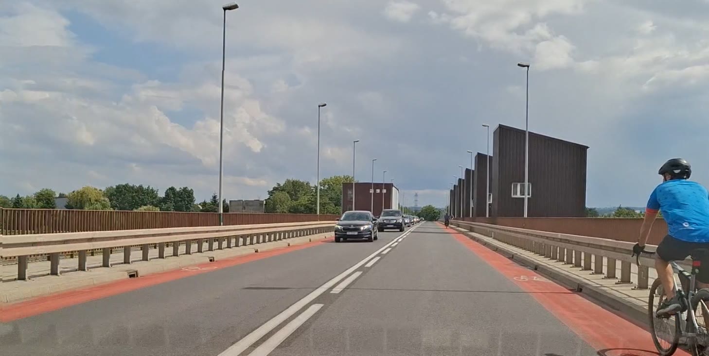 Question illustration: Is it mandatory to maintain a minimum lateral distance of 1 m when overtaking a bicycle in a cycle lane?