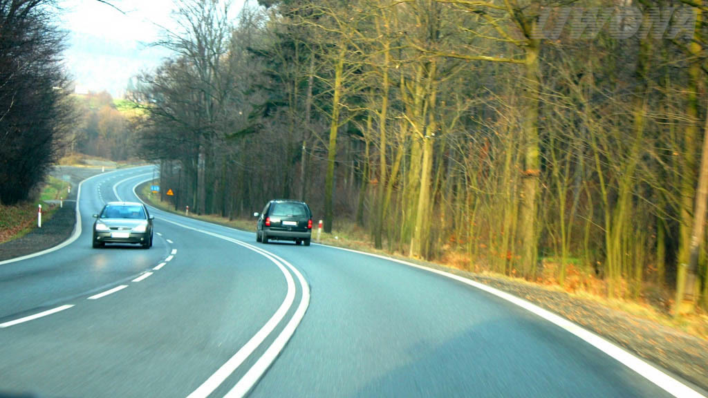 Bild zur Frage: Welche Fahrlinie soll man in der Anfangsphase der abgebildeten Linkskurve wählen?