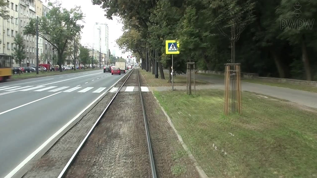 Ilustracja do pytania: Czy w tej sytuacji masz prawo kontynuować jazdę pomimo braku sygnalizatora tramwajowego?