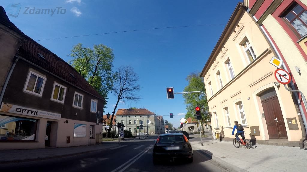 Ilustracja do pytania: Jaki odstęp od poprzedzającego pojazdu musisz utrzymać stojąc przed skrzyżowaniem i czekając na sygnał zielony?