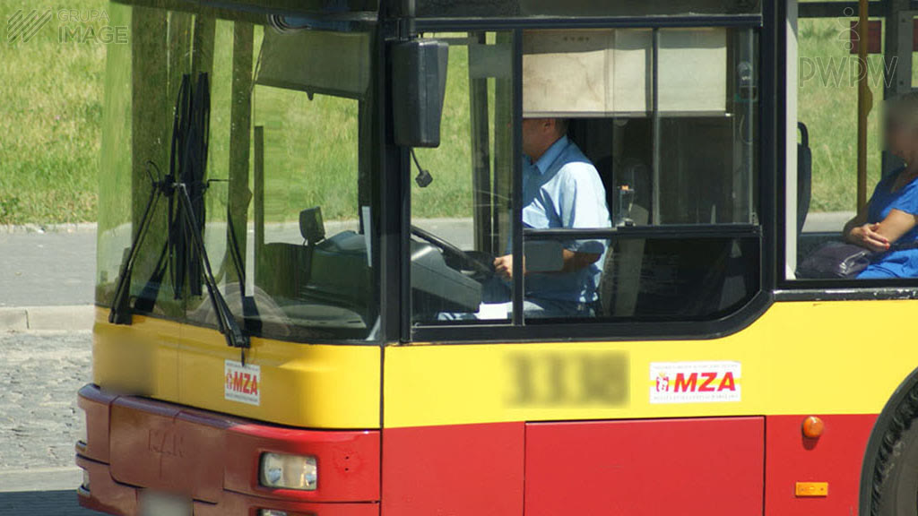 Ilustracja do pytania: Który z przedmiotów stanowi obowiązkowe wyposażenie autobusu używanego w komunikacji miejskiej?