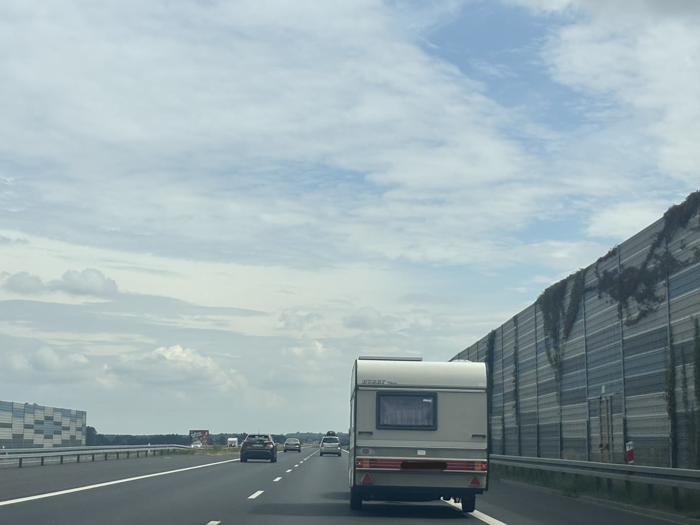 Bild zur Frage: Darf man mit einem Pkw und einem leichten Anhänger beim Überholen auf der Autobahn 80 km/h überschreiten?