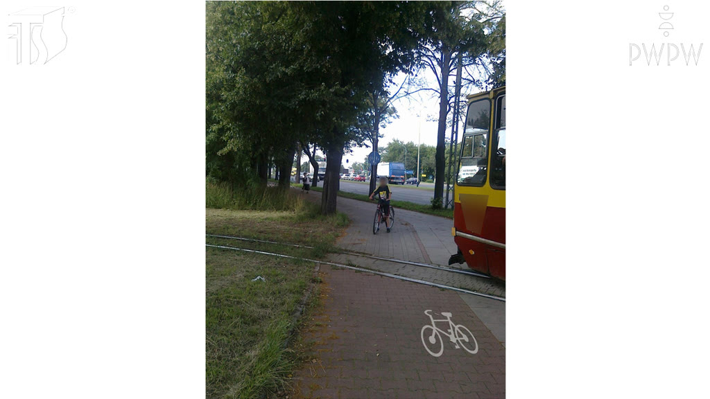 Ilustracja do pytania: Czy w tej sytuacji, kierując tramwajem, masz obowiązek ustąpić pierwszeństwa rowerzyście, który jedzie drogą dla rowerów?