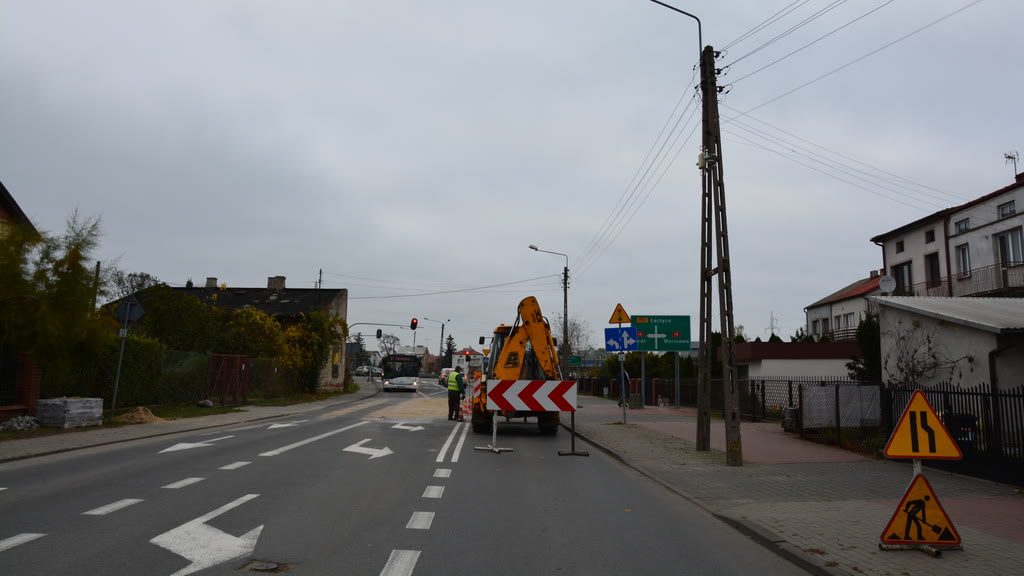 Question illustration: In this situation, should you assume that a road worker may unexpectedly step onto the road from behind a vehicle undertaking road repair work?