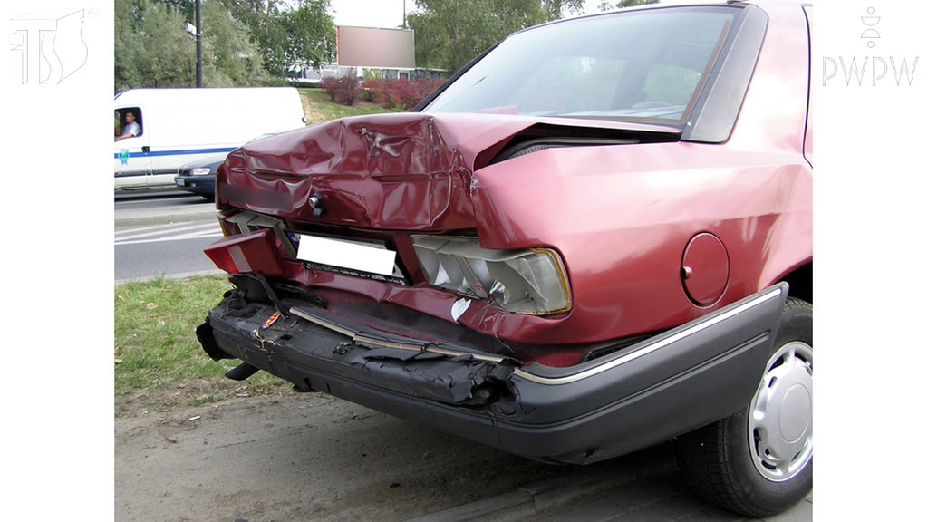 Question illustration: If you're involved in a car accident in which there are no injuries or fatalities, are you obliged to call the Police?