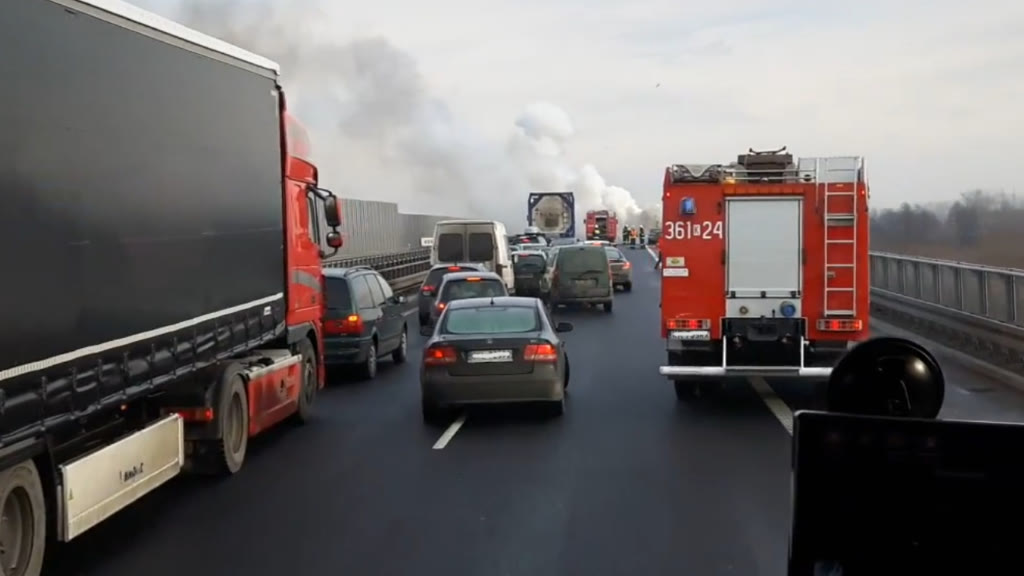Bild zur Frage: Haben die Fahrzeugführer eine freie Durchfahrt für ein Blaulichtfahrzeug auf eine richtige Weise gewährt?