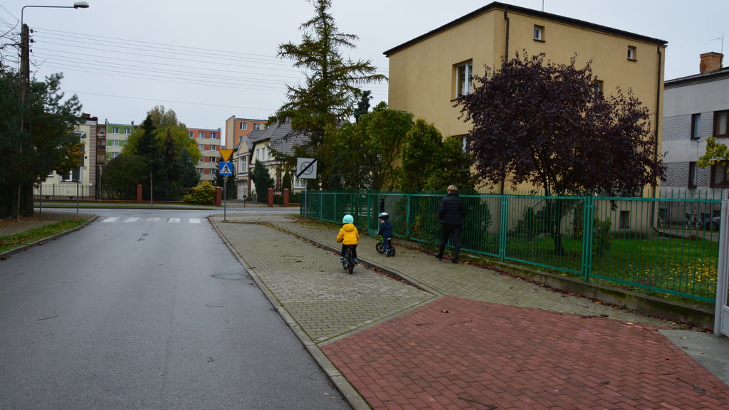 Ilustracja do pytania: Czy w tej sytuacji powinieneś uważnie obserwować pieszych, a wobec dzieci zastosować zasadę ograniczonego zaufania?