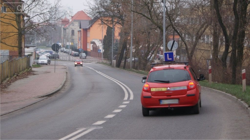 Bild zur Frage: Wie verhalten Sie sich in einer Situation, in der Sie hinter einem Fahrschulauto fahren müssen, ohne es sicher überholen zu können?