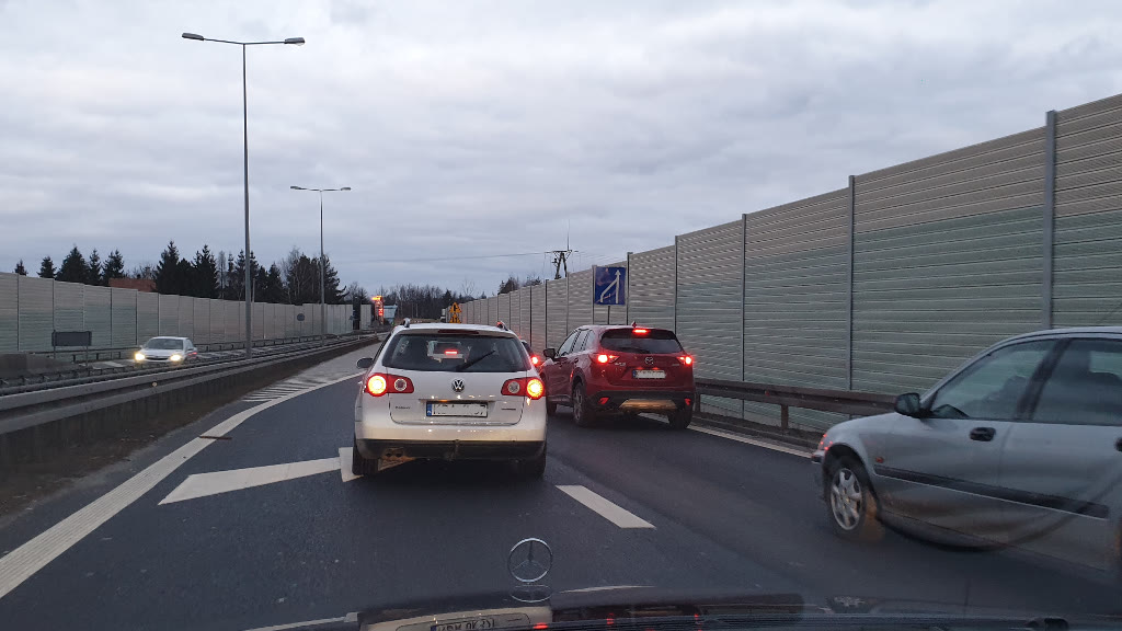 Bild zur Frage: Ist der Fahrer auf der benachbarten Spur direkt vor dem  Spurende verpflichtet, dem vorausfahrenden Fahrzeug den Wechsel auf die rechte Spur zu ermöglichen?