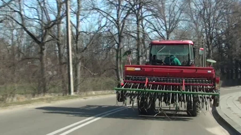 Bild zur Frage: Wie soll man sich verhalten, wenn sich der Vorderteil der landwirtschaftlichen Zugmaschine hoch hebt, nachdem ein schweres Gerät angeschlossen wurde?