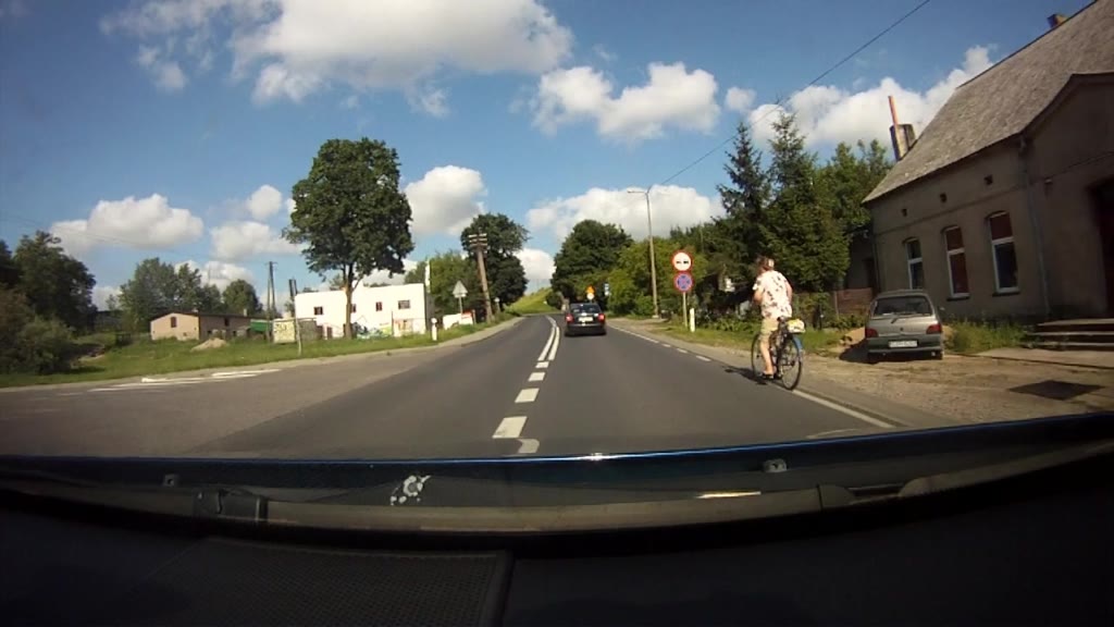 Bild zur Frage: Darf man in dieser Situation den Radfahrer überholen, falls man dabei geringfügig die doppelte durchgezogene Linie überfährt?