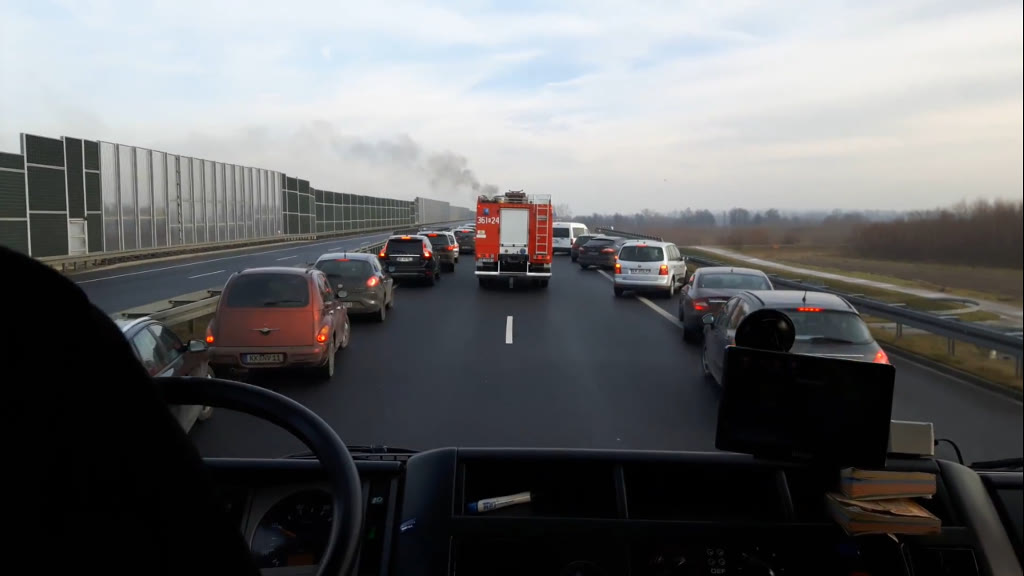 Ілюстрація до питання: Чи може водій автомобіля дорожньої допомоги, який бере участь у рятувальній операції, скористатися «коридором життя», показаним на фото, створеним для проїзду транспорту першочергового проїзду (екстреної допомоги)?