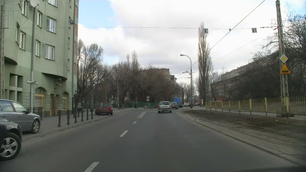 Bild zur Frage: Sollen Sie, wenn Sie sich dem Straßenbahnübergang nähern, vergewissern, dass kein Schienenfahrzeug kommt?
