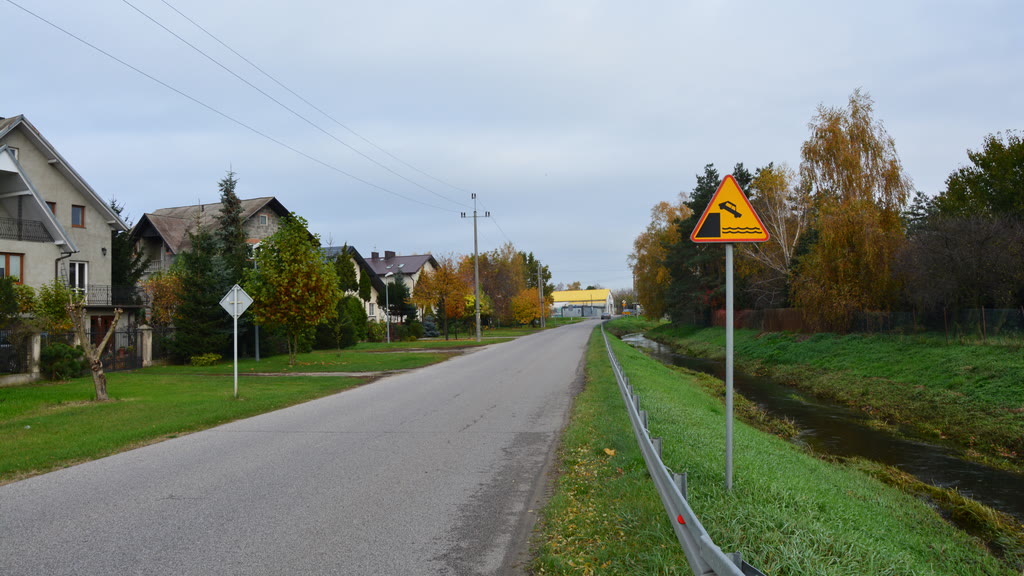 Bild zur Frage: Warnt das Zeichen vor einer Straßenstrecke entlang eines Gewässers?