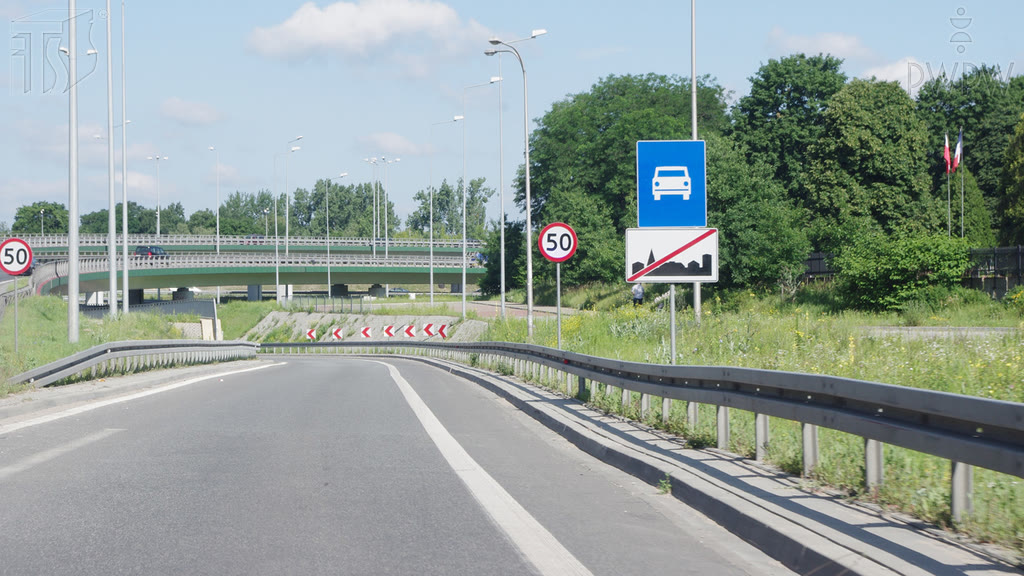 Ilustracja do pytania: Którym z wymienionych pojazdów masz prawo wjechać na tak oznakowaną drogę?