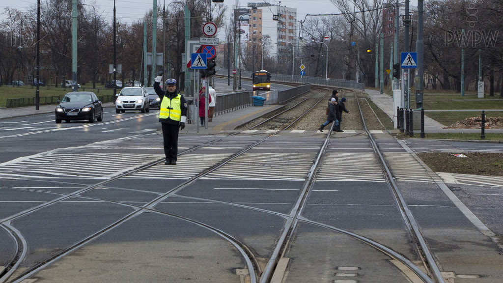 Question illustration: In this situation, should you be prepared to enter the intersection?