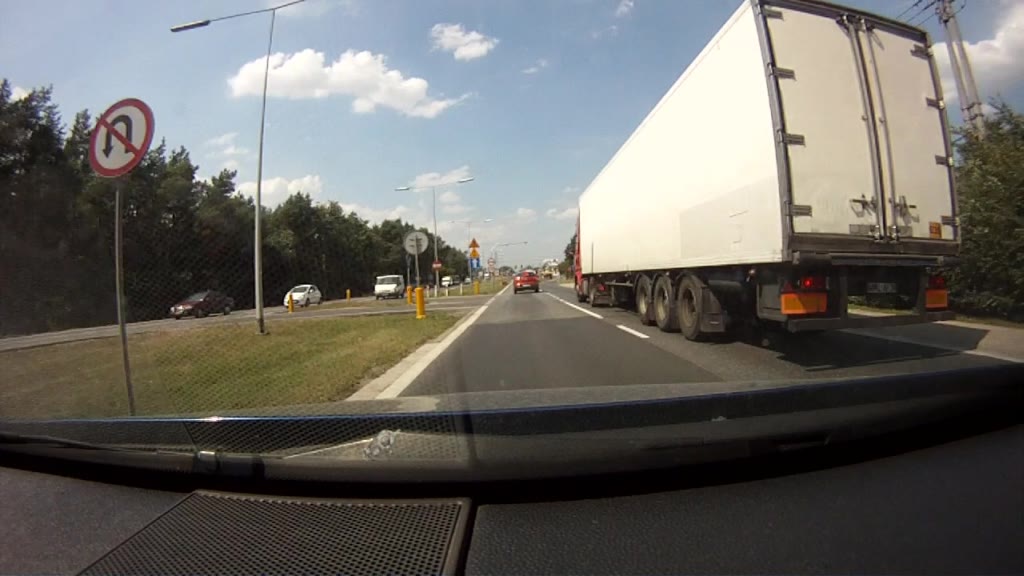 Question illustration: In the presented situation, is it allowed to make a U-turn?